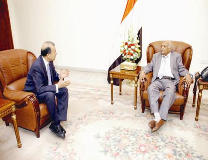 باسندوة أثناء استقباله رئيس مجلس إدارة صندوق النقد العربي أمس